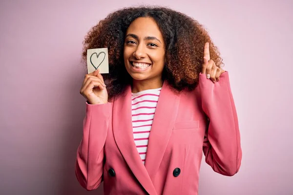 Mladá Africká Američanka Afro Vlasy Drží Papír Srdcem Nad Růžovým — Stock fotografie