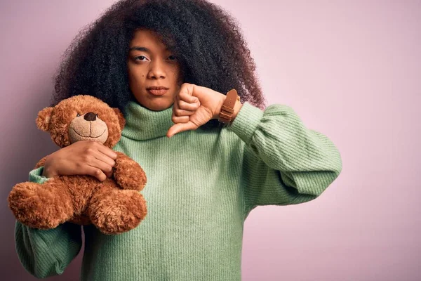 Jonge Afro Amerikaanse Vrouw Met Afro Haar Knuffelen Teddy Beer — Stockfoto