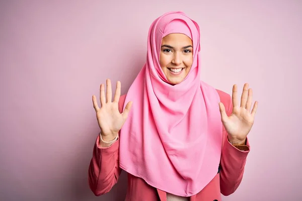Gadis Cantik Mengenakan Hijab Muslim Berdiri Atas Latar Belakang Merah — Stok Foto