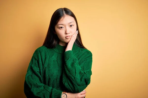 Jonge Mooie Aziatische Vrouw Dragen Groene Winter Trui Geel Geïsoleerde — Stockfoto