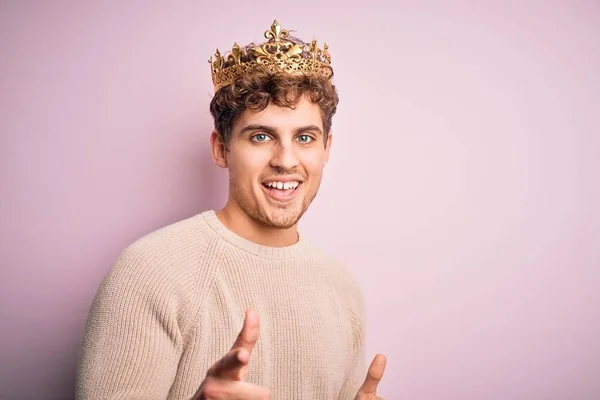 Young Blond Man Curly Hair Wearing Golden Crown King Pink — Stok fotoğraf