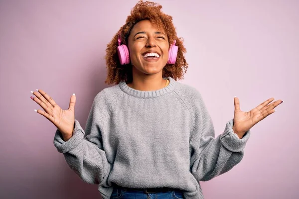 Ung Afroamerikansk Afro Kvinna Med Lockigt Hår Lyssnar Musik Med — Stockfoto