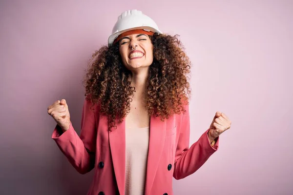 Junge Schöne Architektin Mit Lockigem Haar Trägt Schutzhelm Über Rosa — Stockfoto