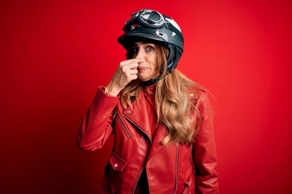 Young Beautiful Brunette Motrocyclist Woman Wearing Moto Helmet Red Background — ストック写真