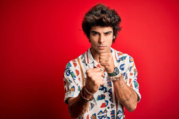 Joven Hombre Guapo Vacaciones Con Camisa Verano Sobre Fondo Rojo —  Fotos de Stock