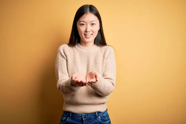 Jonge Mooie Aziatische Vrouw Draagt Casual Trui Gele Geïsoleerde Achtergrond — Stockfoto