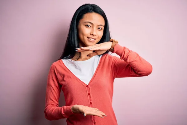 Jonge Mooie Chinese Vrouw Dragen Casual Trui Geïsoleerde Roze Achtergrond — Stockfoto