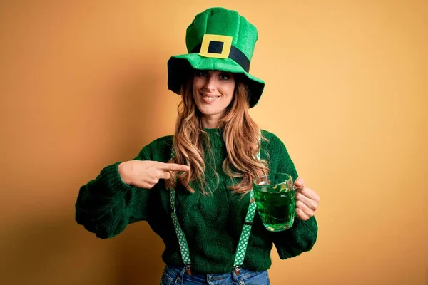 Όμορφη Γυναίκα Φορώντας Καπέλο Πίνοντας Βάζο Πράσινο Ποτό Γιορτάζοντας Την — Φωτογραφία Αρχείου