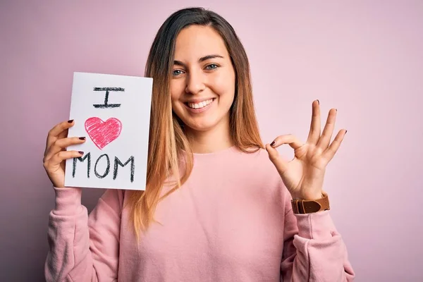 Fiatal Gyönyörű Gazdaság Papír Szeretettel Anya Üzenet Ünneplő Anya Nap — Stock Fotó