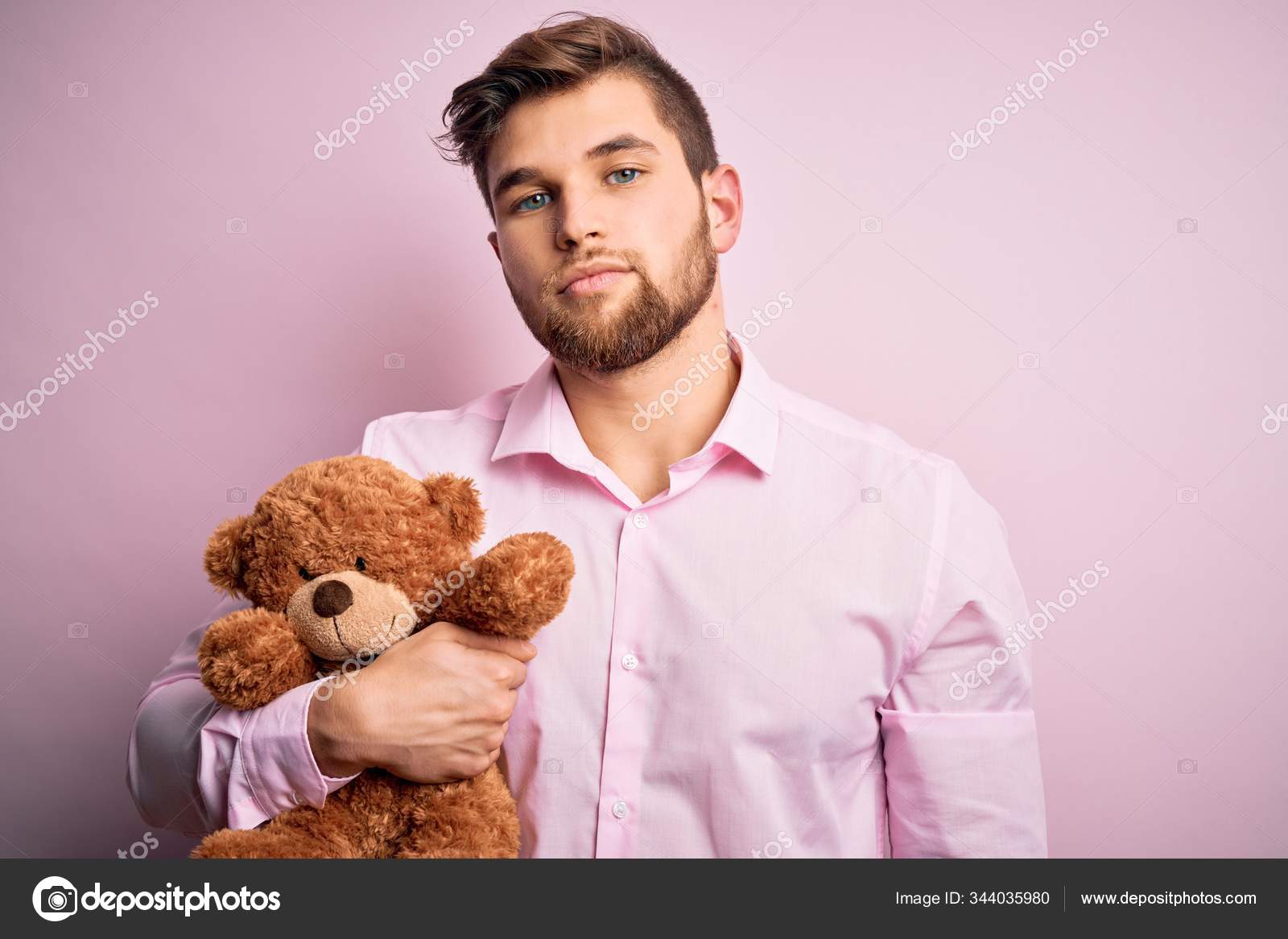 Junger Blonder Mann Mit Bart Und Blauen Augen Halt Teddybar Stockfotografie Lizenzfreie Fotos C Krakenimages Com Depositphotos