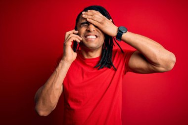 Afrika kökenli Afro Amerikalı genç bir adam. Rasta saçlı, akıllı telefonuyla konuşan, utanç ve şaşkınlık dolu, sinirli ve hayal kırıklığına uğramış bir adam. Hata için korku ve üzüntü.