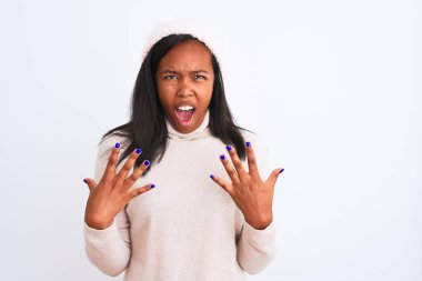 Güzel, Afro-Amerikan kadın balıkçı yaka kazak ve kış şapkası giyen deli deli gibi bağıran ve bağıran agresif ifade ve kollar havada. Hayal kırıklığı konsepti.