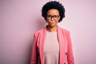 Kıvırcık saçlı, pembe ceketli, uykulu ve yorgun, akşamdan kalma ve yorgun, tembel gözlü, güzel Afro-Amerikan iş kadını..