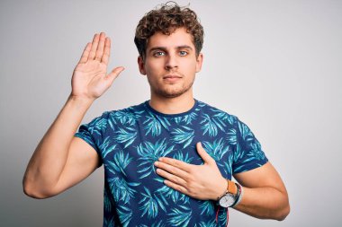 Sarışın, yakışıklı, tatilde. Kıvırcık saçlı, yazlık tişörtlü, göğsü açık, el pençe divan duran, sadakat yemini eden biri.