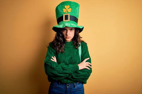 Belle Femme Aux Cheveux Bouclés Portant Chapeau Vert Avec Trèfle — Photo