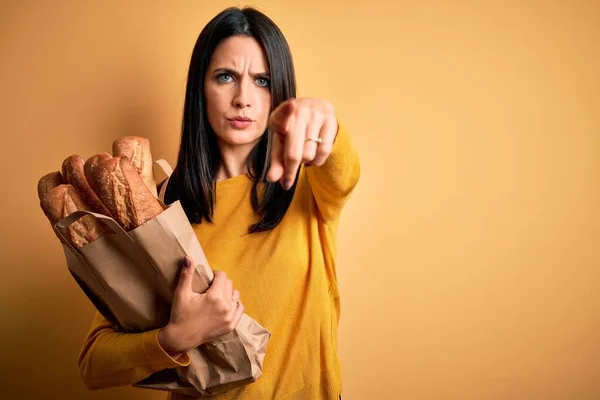 Young Woman Blue Eyes Holding Paper Bag Bread Isolated Yellow — 图库照片