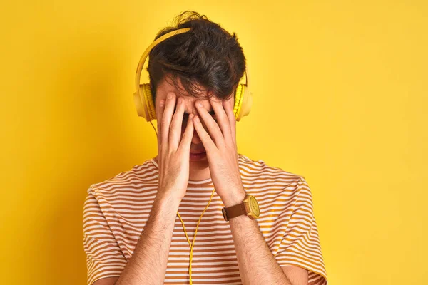 Niño Adolescente Que Usa Auriculares Sobre Fondo Amarillo Aislado Que — Foto de Stock