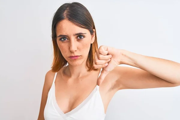 Schöne Rothaarige Frau Lässigem Weißem Shirt Vor Isoliertem Hintergrund Mit — Stockfoto