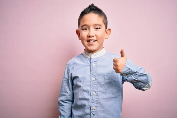 Niño Pequeño Con Una Camisa Elegante Pie Sobre Fondo Rosa — Foto de Stock