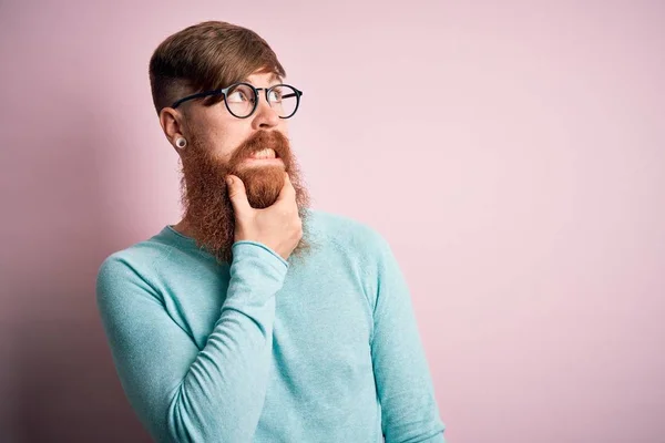 Guapo Pelirrojo Irlandés Con Barba Con Gafas Sobre Fondo Rosa — Foto de Stock