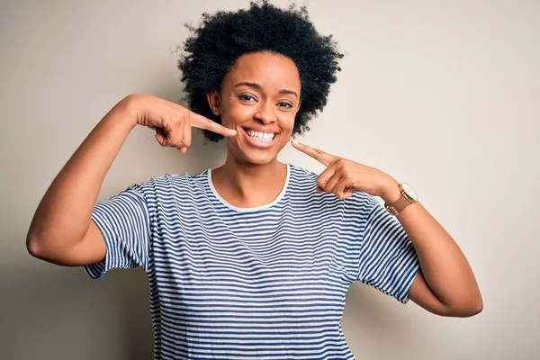 Ung Vacker Afroamerikansk Afro Kvinna Med Lockigt Hår Bär Randig — Stockfoto