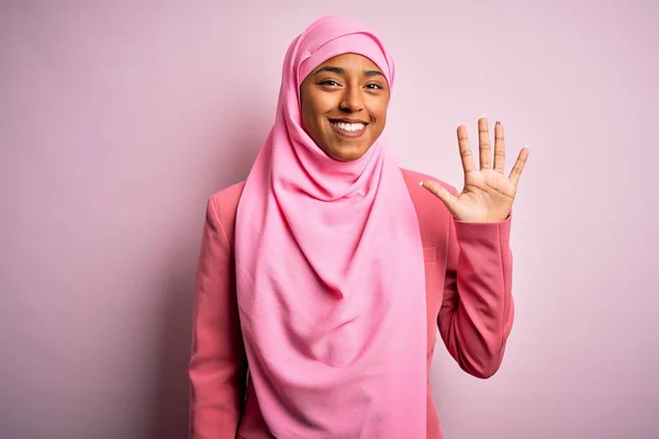 Молодая Афро Американка Мусульманском Хиджабе Изолированном Розовом Фоне Показывает Показывает — стоковое фото
