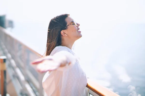 Giovane Bella Donna Vacanza Sorridente Felice Fiducioso Piedi Ponte Nave — Foto Stock