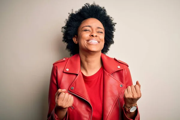 Fiatal Gyönyörű Afro Göndör Haj Visel Alkalmi Piros Kabát Izgatott — Stock Fotó