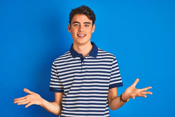 Niño Adolescente Con Camiseta Casual Pie Sobre Fondo Azul Aislado —  Fotos de Stock