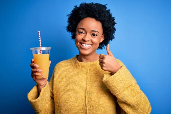 Молодая Афроамериканка Вьющимися Волосами Пьет Здоровый Апельсиновый Сок Счастливый Большой — стоковое фото