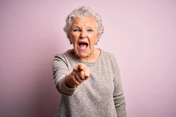 Ältere Schöne Frau Lässigem Shirt Vor Isoliertem Rosa Hintergrund Die — Stockfoto