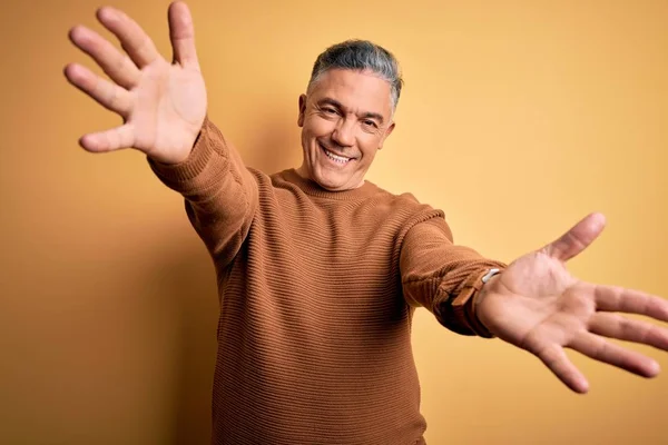 Middle Age Handsome Grey Haired Man Wearing Casual Sweater Yellow — Stock Photo, Image
