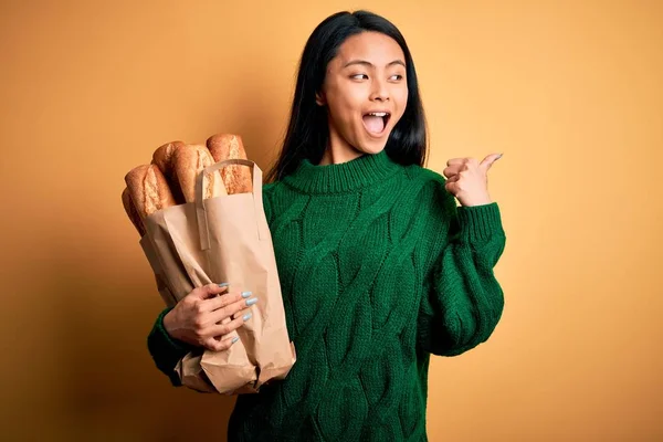 Jonge Mooie Chinese Vrouw Met Papieren Zak Met Brood Geïsoleerde — Stockfoto