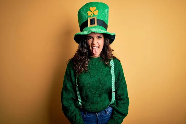 Beautiful Curly Hair Woman Wearing Green Hat Clover Celebrating Saint — Stock Photo, Image