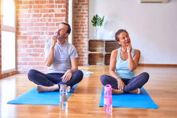 Middelbare Leeftijd Sportief Paar Zitten Mat Doen Stretching Yoga Oefening — Stockfoto