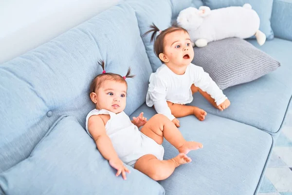 Mooie Zuigeling Gelukkig Meisjes Spelen Samen Thuis Kleuterschool Zitten Bank — Stockfoto