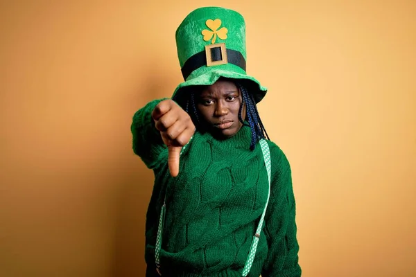 Além Mulher Americana Africana Tamanho Com Tranças Usando Chapéu Verde — Fotografia de Stock