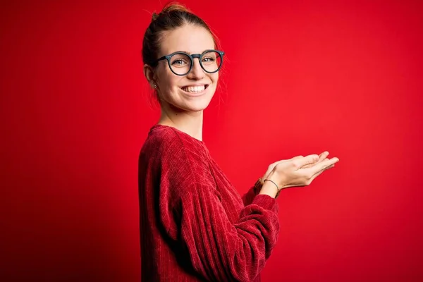 Jovem Mulher Ruiva Bonita Vestindo Camisola Casual Sobre Fundo Vermelho — Fotografia de Stock