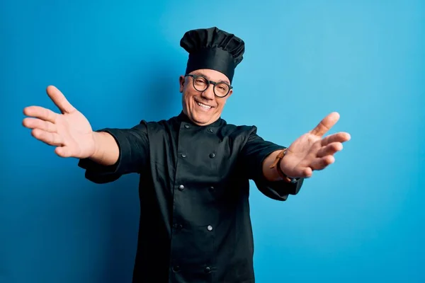 Bello Chef Mezza Età Dai Capelli Grigi Con Uniforme Cucina — Foto Stock