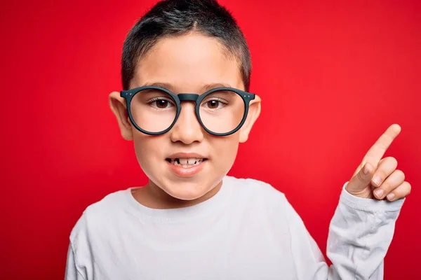 Jovem Garoto Inteligente Usando Óculos Nerd Sobre Vermelho Isolado Fundo — Fotografia de Stock