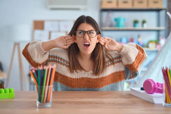 Tânără Frumoasă Profesoară Care Poartă Pulover Ochelari Stând Birou Grădiniță — Fotografie, imagine de stoc