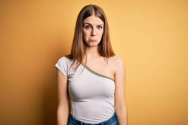 Joven Hermosa Pelirroja Vistiendo Camiseta Casual Sobre Fondo Amarillo Aislado — Foto de Stock