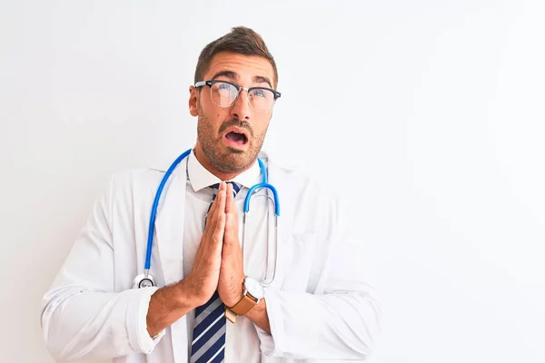 Młody Przystojny Lekarz Noszący Stetoskop Odosobnionym Tle Żebrzący Modlący Się — Zdjęcie stockowe