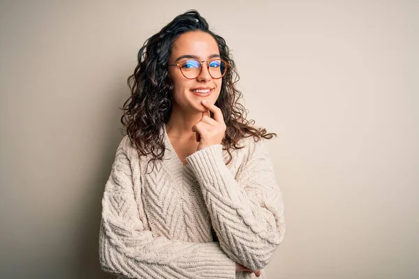 Mulher Bonita Com Cabelo Encaracolado Vestindo Camisola Casual Óculos Sobre — Fotografia de Stock