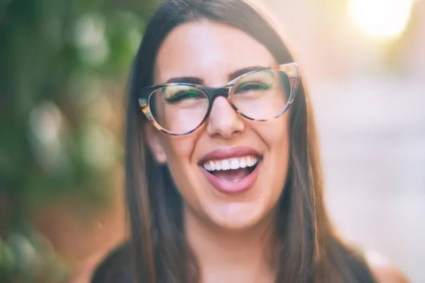 Jovem Mulher Bonita Sorrindo Feliz Confiante Com Sorriso Rosto Rua — Fotografia de Stock