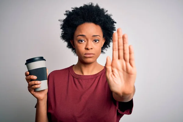 Jovem Afro Americano Africano Mulher Com Cabelo Encaracolado Beber Xícara — Fotografia de Stock