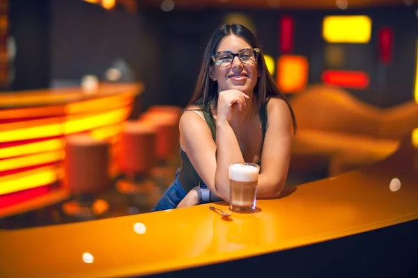 Joven Hermosa Mujer Sonriendo Feliz Confiado Apoyado Mostrador Bar Sosteniendo — Foto de Stock