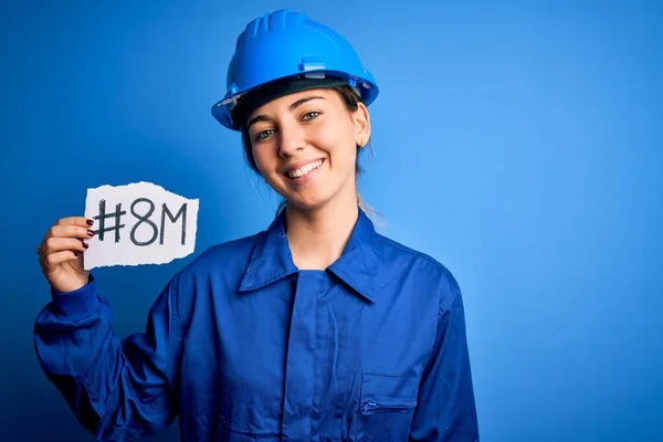 Schöne Arbeiterfrau Mit Hut Und Uniform Feiert Den Frauentag März — Stockfoto