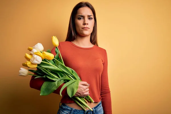 Jonge Mooie Brunette Vrouw Met Boeket Van Tulpen Bloemen Gele — Stockfoto