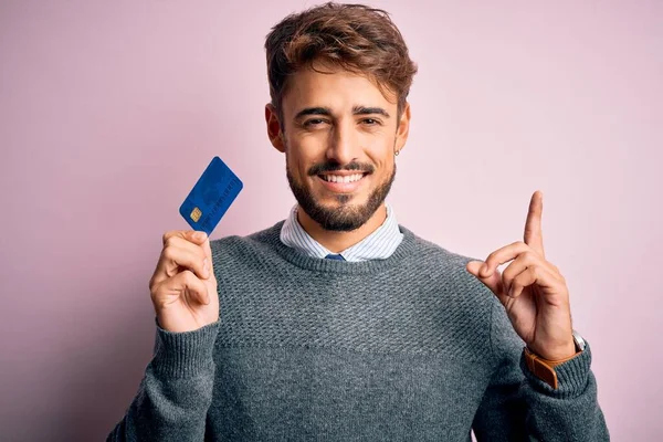 Joven Cliente Con Barba Sosteniendo Tarjeta Crédito Para Pago Sobre —  Fotos de Stock